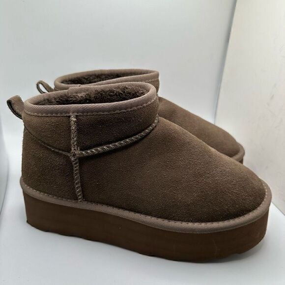 CUSHIONAIRE Women's Genuine Suede pull platform boot +Memory Foam 8 WIDE TAUPE - Picture 1 of 7